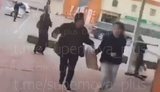 двоє тікають під час атаки на москва