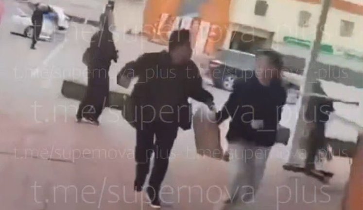 Перелякані москвичі кидаються урізнобіч, уздрівши український безпілотник та побачивши роботу ППО Москви. ВIДЕО