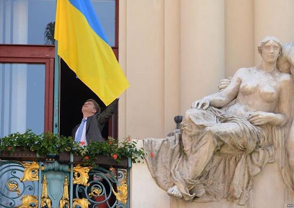 флаг украины прага