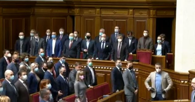 Рада почтила минутой молчания жертв COVID-19 в Украине и мире 02