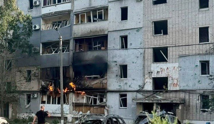Рашисти вдарили КАБом по Павлограду: горять квартири, загинула людина