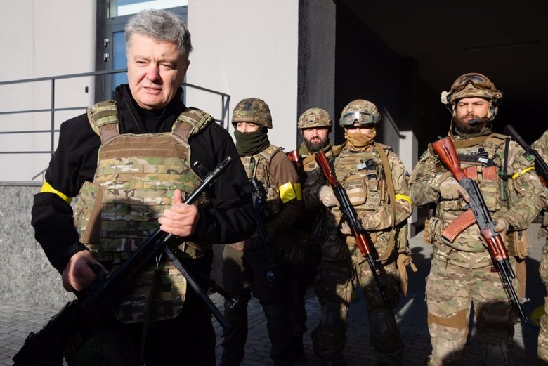 Я не советовал бы врагу соваться в Киев, - Порошенко передал батальону теробороны партию пулеметов и бронированную машину Тритон 02