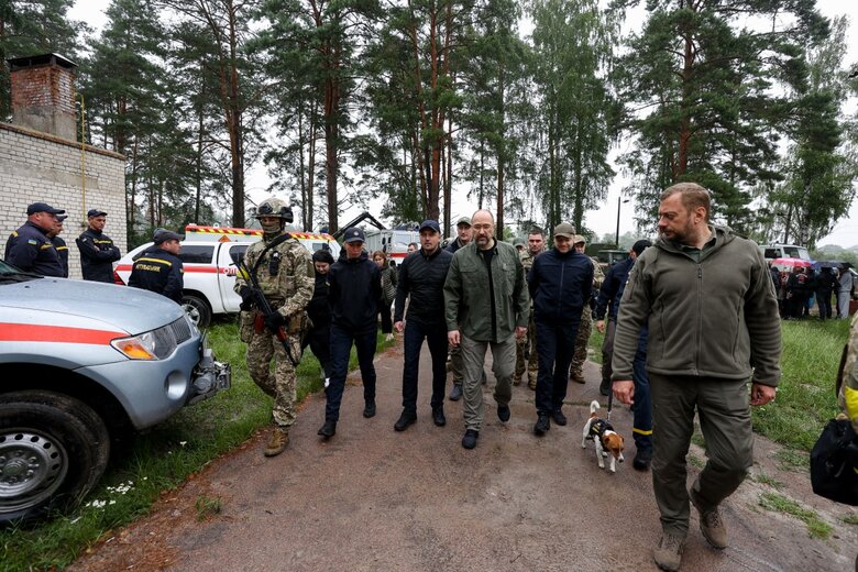 Шмигаль нагородив саперів, які займаються розмінуванням Чернігівщини 07