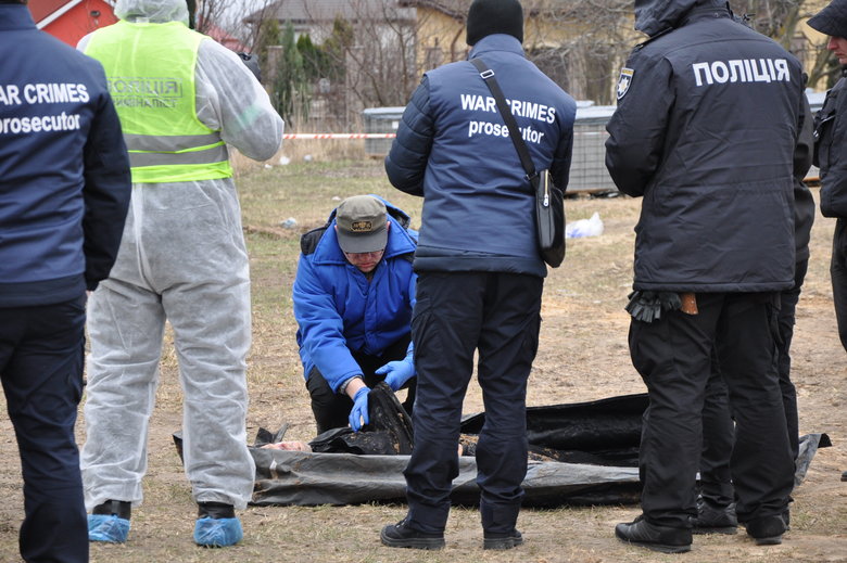 В Бучі ексгумують з братської могили тіла вбитих росіянами мирних жителів: Майже всі з вогнепальними пораненнями, деякі із завязаними руками та ногами 14