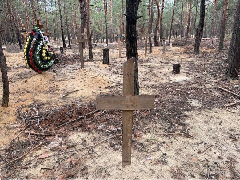 У визволеному Ізюмі виявили масове поховання на 440 тіл, - поліція 06