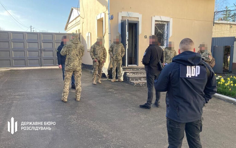 Родичам замкомбата майже рік платили бойові, хоча ті не були на фронті, - ДБР 01
