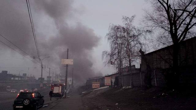 В Киеве возле метро Петровка загорелись склады 06