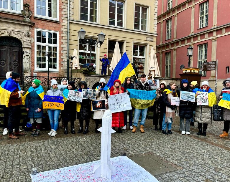 В Гданьске протестовали против ракетных атак РФ по Украине 02 В Гданьске протестовали против ракетных атак РФ по Украине 02