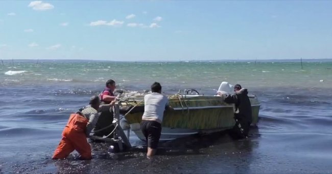 Оккупанты вытащили из Керченского пролива бронемашину, затонувшую больше недели назад 01 Оккупанты вытащили из Керченского пролива бронемашину, затонувшую больше недели назад 01