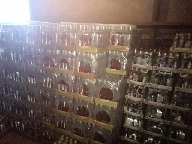 Податківці ліквідували мережу з виробництва і продажу фальсифікованого алкоголю на Чернігівщині 03