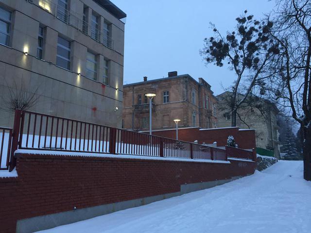 Невідомі написали "Наша земля" на паркані генконсульства Польщі у Львові "Наша земля", - поліція 04