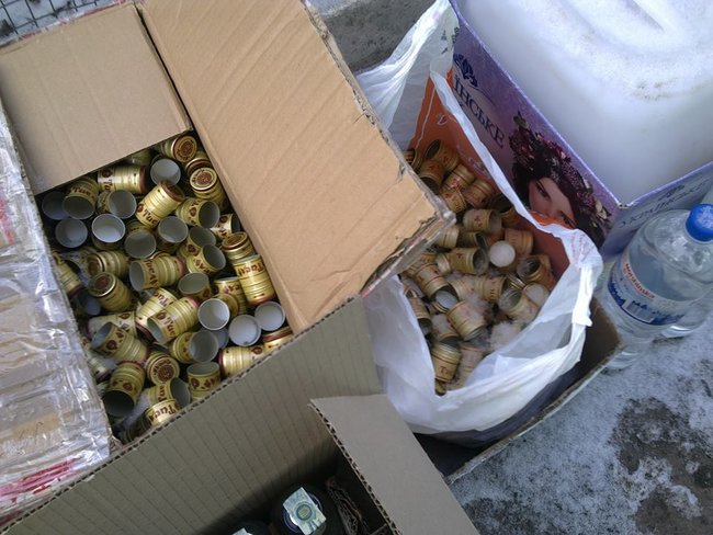 Підпільний цех із виробництва алкоголю ліквідовано правоохоронцями в Чернігові 03