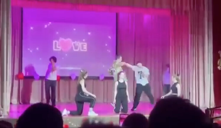 У школі Києва діти розіграли сценку з побиттям працівника ТЦК: поліція й управління освіти почали перевірку (оновлено)