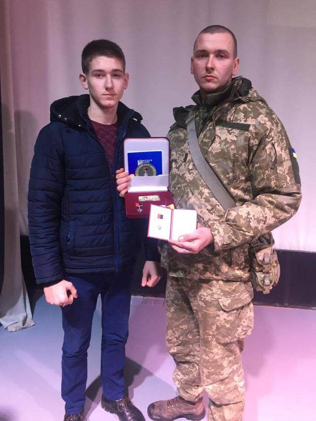 "Спасибі за те, що вручаєте ордени молодим хлопцям, простим солдатам". Бійці, які відзначилися на Донбасі, стали Народними героями України 16 "Спасибі за те, що вручаєте ордени молодим хлопцям, простим солдатам". Бійці, які відзначилися на Донбасі, стали Народними героями України 16