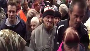 "Тільки не Медведєва. Я схильна до Жириновського", - жителі Володимирської області обговорюють майбутнього лідера РФ у черзі по талони на безкоштовний хліб. ВІДЕО