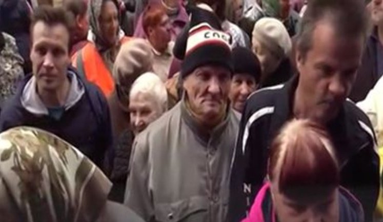"Тільки не Медведєва. Я схильна до Жириновського", - жителі Володимирської області обговорюють майбутнього лідера РФ у черзі по талони на безкоштовний хліб. ВІДЕО