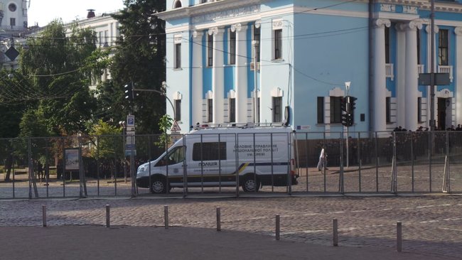Противники КиївПрайду на стільцях перекривають шлях маршу 10