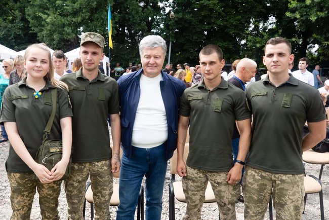 В 7-ю годовщину освобождения ряда городов Донбасса Порошенко посетил Карловку: Наши воины остановили Путина и сохранили Украину 01