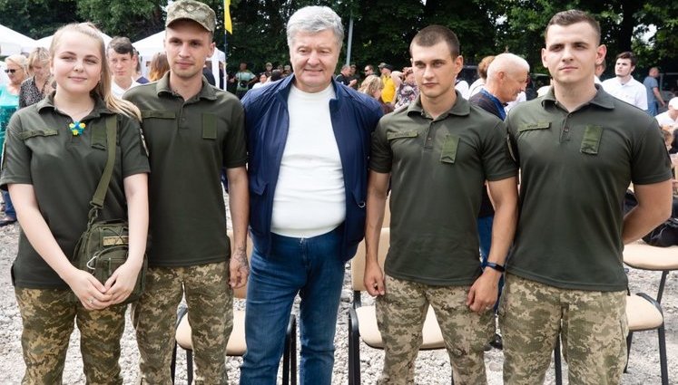 У 7-му річницю визволення низки міст Донбасу Порошенко відвідав Карлівку: Наші воїни зупинили Путіна й зберегли Україну. ФОТО