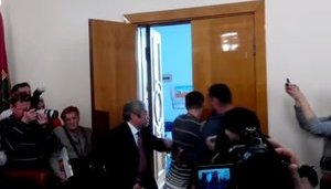 "Ты, к людям выйди", - водители запорожских маршруток "намяли бока" мэру Сину. ВИДЕО