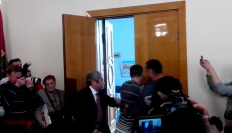"Ты, к людям выйди", - водители запорожских маршруток "намяли бока" мэру Сину. ВИДЕО