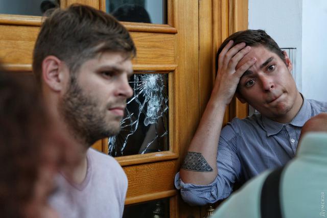 Активисты штурмовали мэрию Одессы из-за пожара в детском лагере: в ход пошли газ и светошумовые гранаты 07