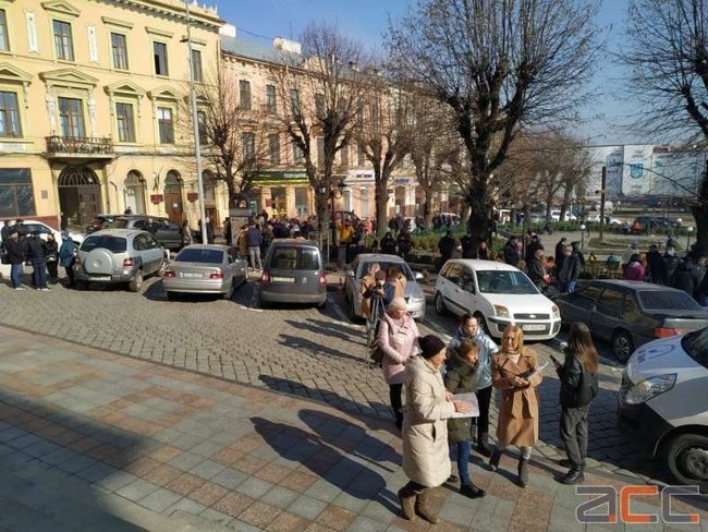 У Чернівцях підприємці вийшли на карантинний протест: Постанова Кабміну суперечить Конституції 03