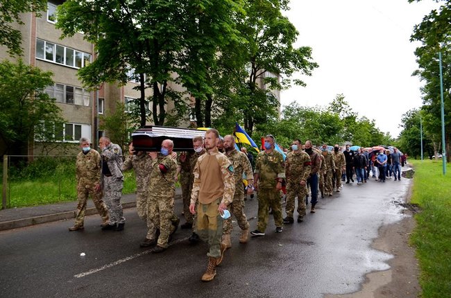 В Івано-Франківській області попрощалися з трагічно загиблою волонтеркою-парамедиком Іриною Шевчишин 16