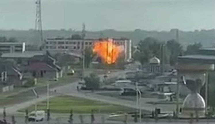 Момент прильоту українського дрона у Грозному. ВIДЕО