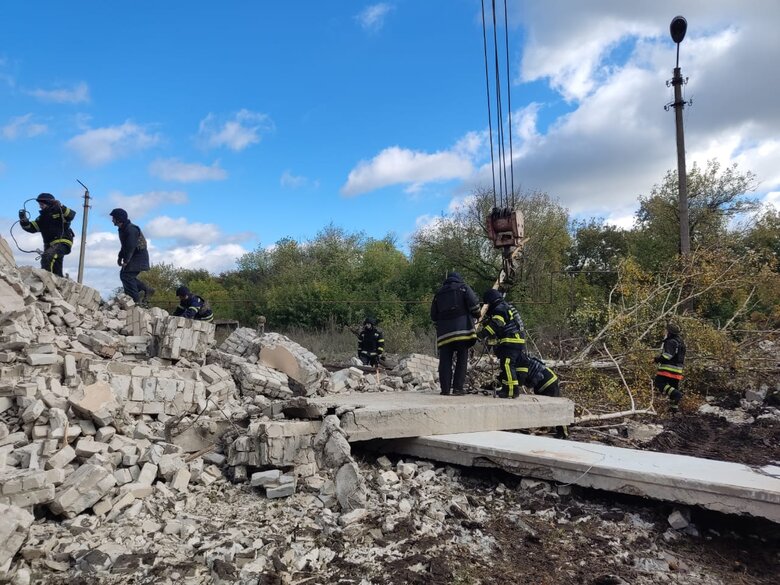 Последствия ракетного удара россиян по Часовому Яру: разрушен подъезд общежития, продолжаются спасательные работы 05 Последствия ракетного удара россиян по Часовому Яру: разрушен подъезд общежития, продолжаются спасательные работы 05