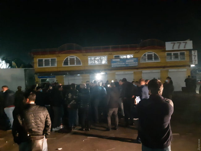 Попытка самосожжения и блокада спецназа: на 7-м километре под Одессой произошли столкновения между турками и сотрудниками СБУ 04
