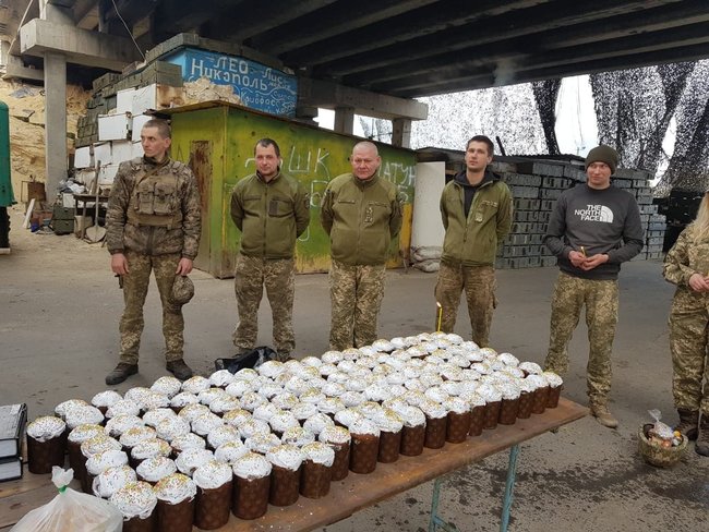 Московські найманці обстріляли нас, тому після обіду ми вже тримали в руках автомати: як українські воїни святкували Великдень на фронті 04