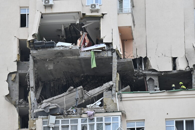 Последствия падения обломков вражеской ракеты на многоэтажку в Соломенском районе Киева 08