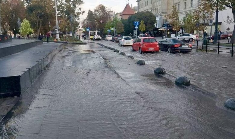 Центр Львова затопило через аварію на водопроводі 02
