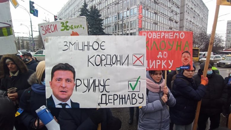 Беги, Вова, беги: Под судом, рассматривающим апелляции относительно меры пресечения для Порошенко, собрались митингующие 27