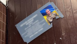 Киевлянин повредил мемориальную табличку погибшего защитника: его нашли и привлекли к ответственности. ФОТО