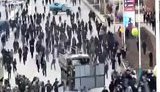 Протестующие прорывают кордон полиции КАМАЗом во время событий в Казахстане. ВИДЕО