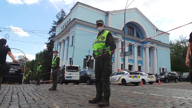Захват банка в Киеве: спецтранспорт, нацгвардейцы, спецназ 01