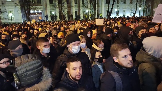 Під офісом Зеленського у Києві відбувається акція протесту проти вироку Стерненку, почалися сутички з правоохоронцями 07