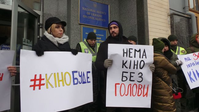 Цій комісії ми ставимо нуль балів, - активісти пікетували Нацагентство з питань держслужби на підтримку кандидатки на главу Держкіно Сінькевич 06