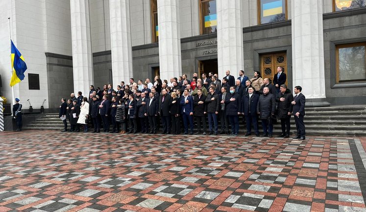 У здания Рады по случаю Дня единства торжественно подняли Государственный флаг Украины. ВИДЕО+ФОТОрепортаж