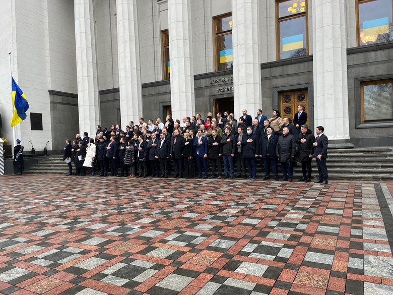 Біля будівлі Ради з нагоди Дня єднання урочисто підняли Державний прапор України 01