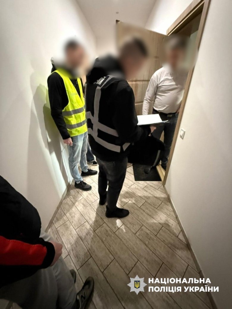 Викрито схему виїзду за кордон чоловіків під виглядом музикантів