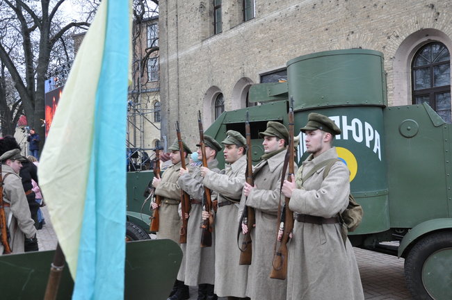 У Києві відбулася історична реконструкція бою за завод Арсенал між військами УНР і більшовиками 01