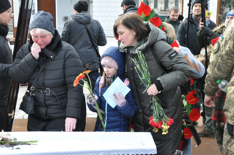 Із воїнами Олегом та Микитою Хомюками попрощалися у Києві: Батько та син загинули в бою проти окупантів під Бахмутом 27