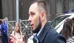 "Двое раненых. Женщина сделала шаг и упала без сознания. У мужчины более легкое ранение", - очевидец взрыва на Грушевского. ВИДЕО