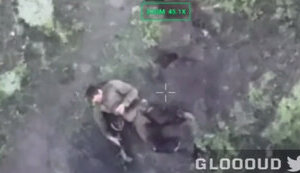 Раненый российский захватчик стреляет себе в голову из автомата. ВИДЕО