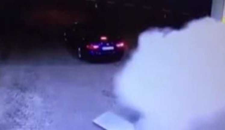 Вибух АЗС на трасі Київ-Житомир: водій зруйнував колонку, забувши витягнути пістолет після заправки. ВІДЕО камер спостереження