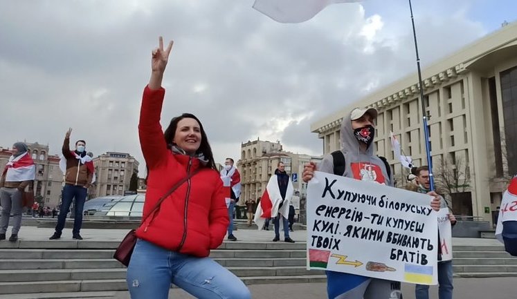 "Сьогодні він визнав "ДНР" і "ЛНР", а завтра вони нападуть на Чернігів і Житомир", - на Майдані протестували через терористичні прапори на провладному автопробігу в Мінську. ВІДЕО+ФОТОрепортаж