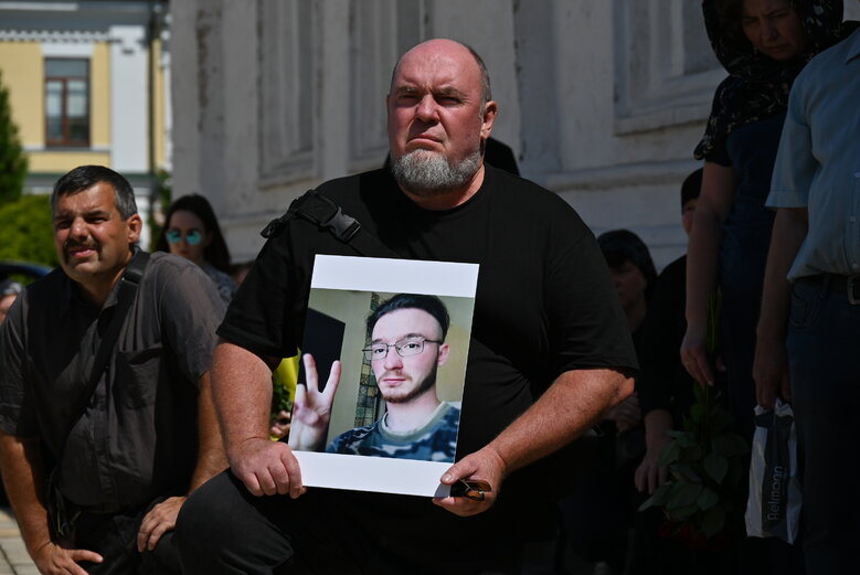 Зі скрипалем та воїном Давидом Якушиним, який загинув у бою з окупантами, попрощалися в Києві 02